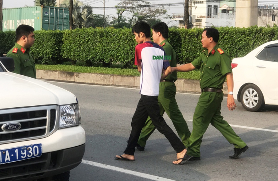 Tên cướp siết cổ tài xế taxi khi xe đang chạy trên xa lộ Hà Nội - 7 Tên cướp siết cổ tài xế taxi khi xe đang chạy trên xa lộ Hà Nội - 7