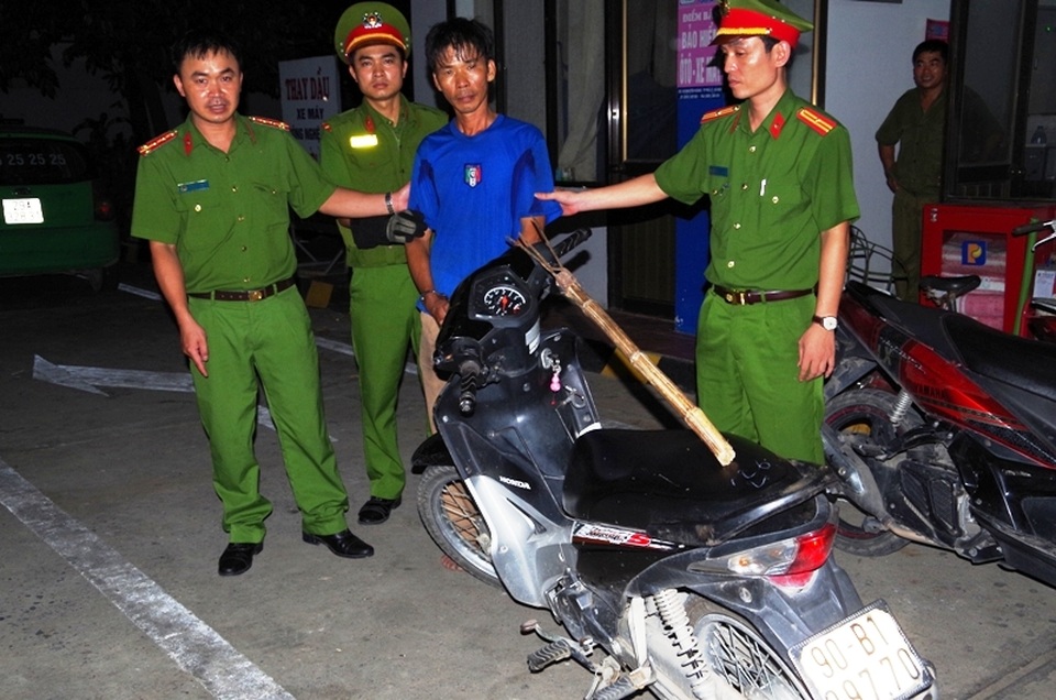 Cầm dao, đinh ba cướp xe máy phụ nữ đang đi mua xăng - 1 Đối tượng Nguyễn Thanh Tâm bị lực lượng Cảnh sát 113 bắt giữ sau 20 phút gây án (ảnh: Công an tỉnh Hà Nam)