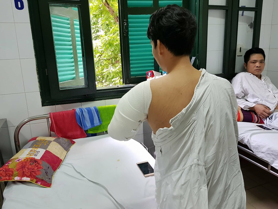 Chàng trai trẻ mất một cánh tay khi phụ giúp bố tuốt lúa thuê - 2 Chàng trai trẻ mất một cánh tay khi phụ giúp bố tuốt lúa thuê - 2