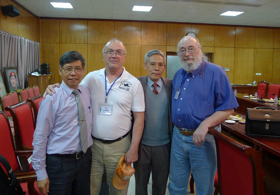 Cựu chiến binh Việt - Mỹ bàn cách khắc phục hậu quả chiến tranh - 3
Những người bạn Mỹ chụp ảnh cùng các cựu chiến binh Việt Nam (Ảnh: An Bình)