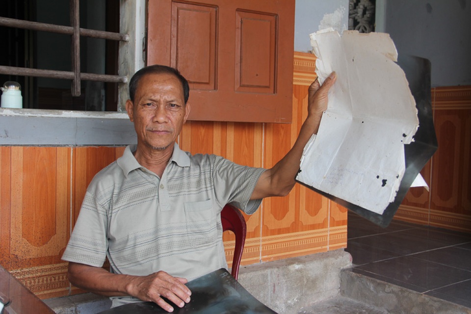 Cựu chiến binh hàng chục năm "ôm" mảnh đạn đi đòi chế độ thương binh - 4 Ông Thái cầm tấm phim chụp thương tích ông gặp phải sau trận tập kích của địch mà ông lưu giữ suốt 45 năm qua.