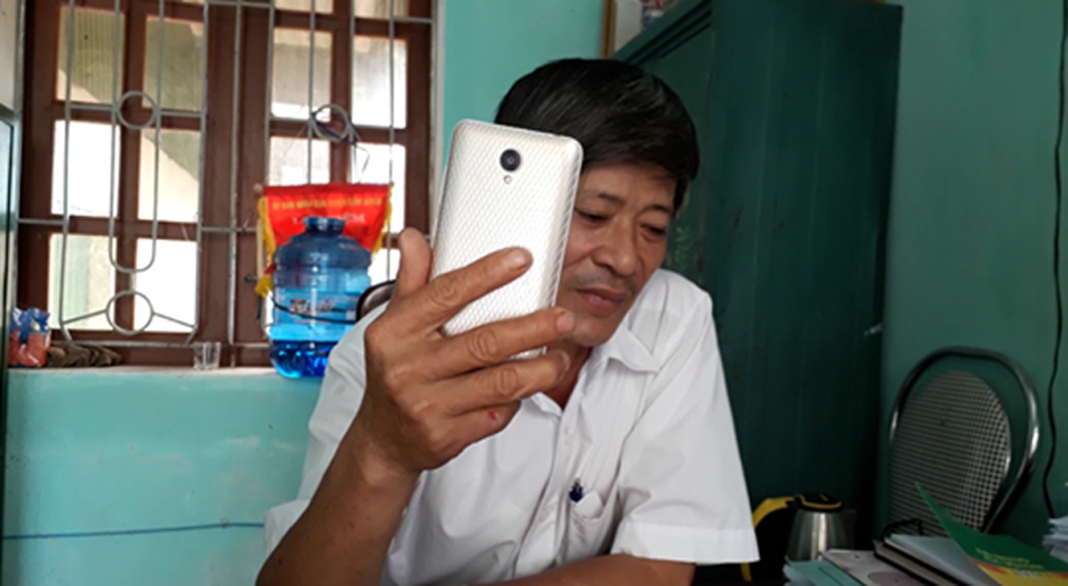Cựu chiến binh hàng chục năm "ôm" mảnh đạn đi đòi chế độ thương binh - 8
Ông Trần Đình Phú, Xã đội trưởng xã đội Cẩm Mỹ gọi điện cho cán bộ Huyện đội Cẩm Xuyên truy vấn vì sao nói xã chậm trễ trả hồ sơ cho đối tượng.