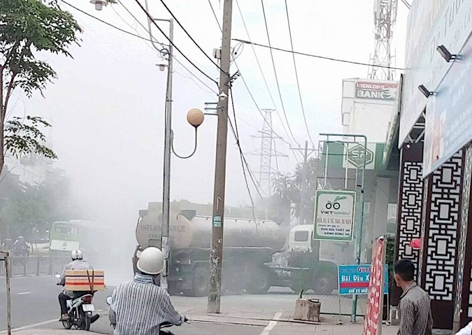 Kịp thời khống chế đám cháy trước cây xăng ở Sài Gòn - 1 Hiện trường vụ cháy trước cây xăng