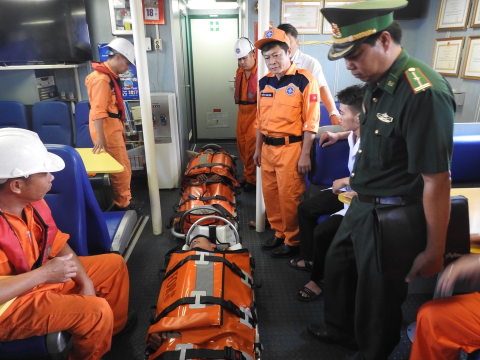 Vượt sóng dữ, xuyên đêm cứu hai thuyền viên bị nạn trên vùng biển Hoàng Sa - 1 Lực lượng chức năng đưa hai thuyền viên gặp nạn vào bờ để tiếp tục điều trị