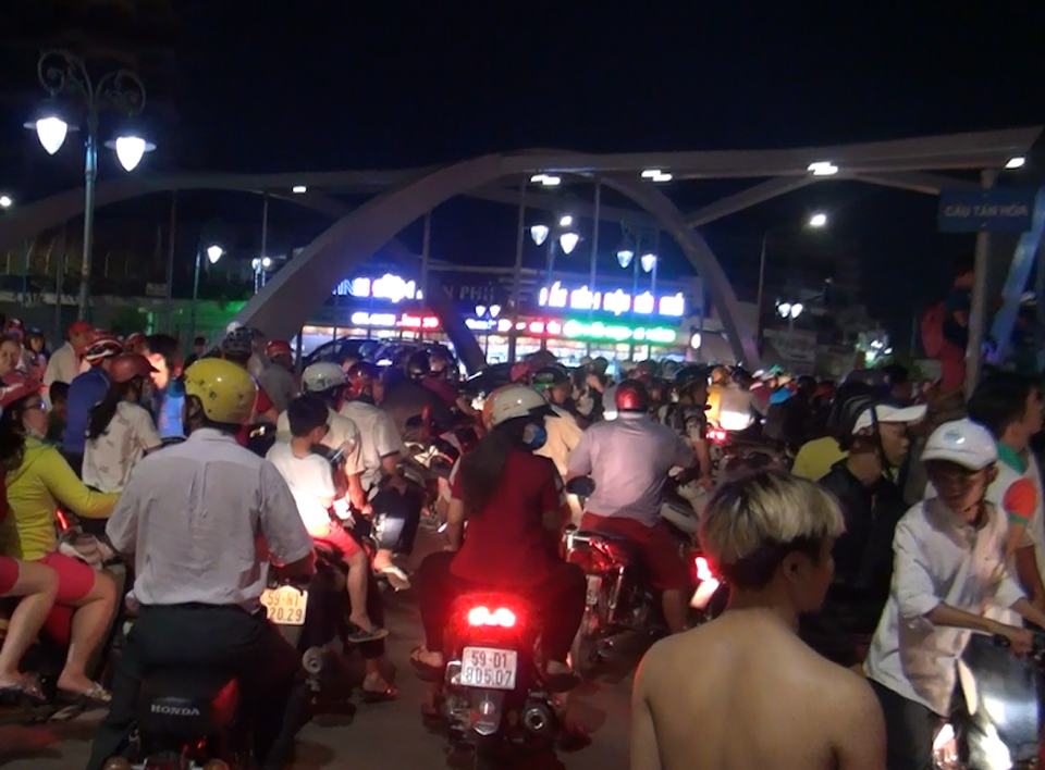 Hàng trăm người vây kín bờ kênh xem cứu hộ mò tìm người mất tích - 3 Hàng trăm người vây kín bờ kênh xem cứu hộ mò tìm người mất tích - 3