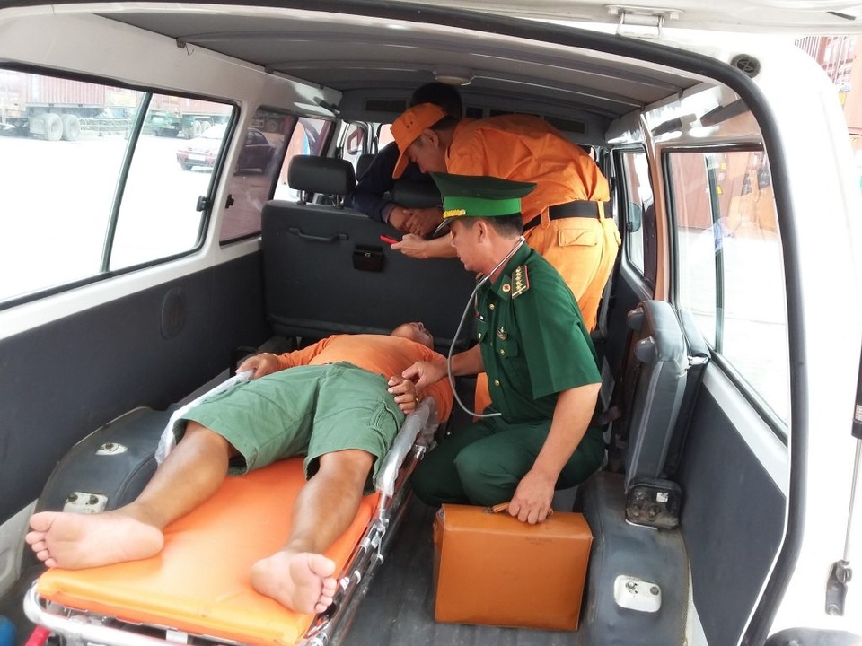 Vượt gần 150km trên biển, đưa thuyền trưởng bị thủng dạ dày vào đất liền cấp cứu! - 2 Sau đó được đưa đến BV115 Nghệ An cấp cứu, chữa trị.