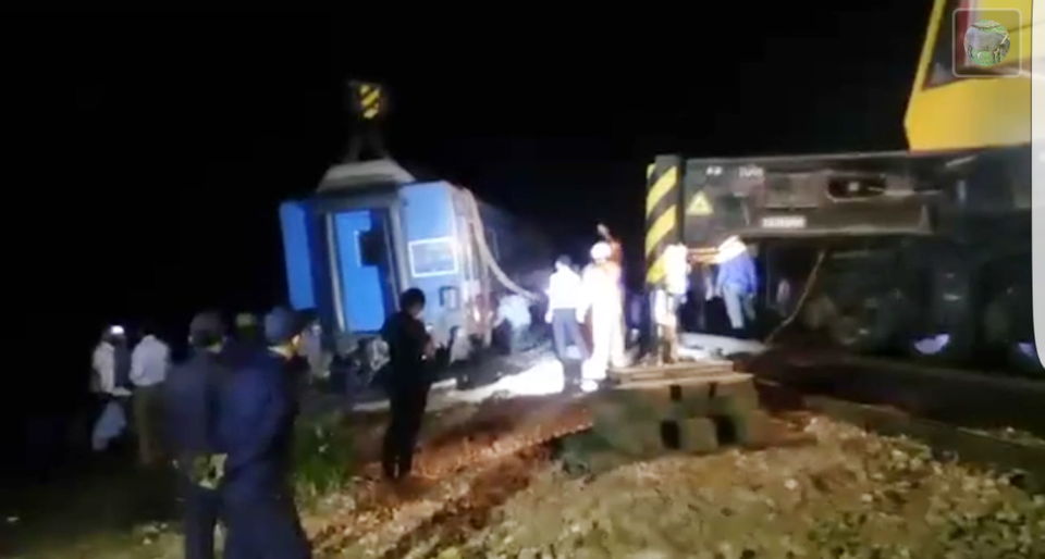 Vụ tàu hỏa tông xe tải: Nỗ lực để thông đường sắt vào ngày mai - 2 Một toa tàu đã được đưa ra khỏi đường ray thành công