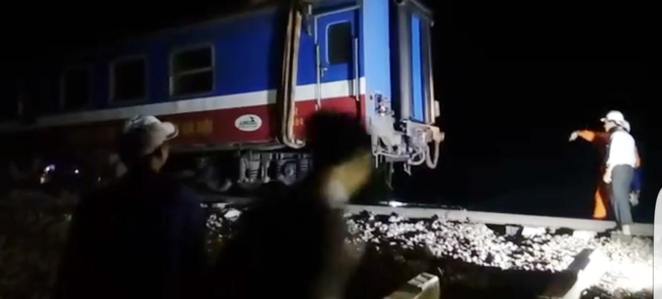 Vụ tàu hỏa tông xe tải: Nỗ lực để thông đường sắt vào ngày mai - 1 Móc dây cẩu vào toa tàu