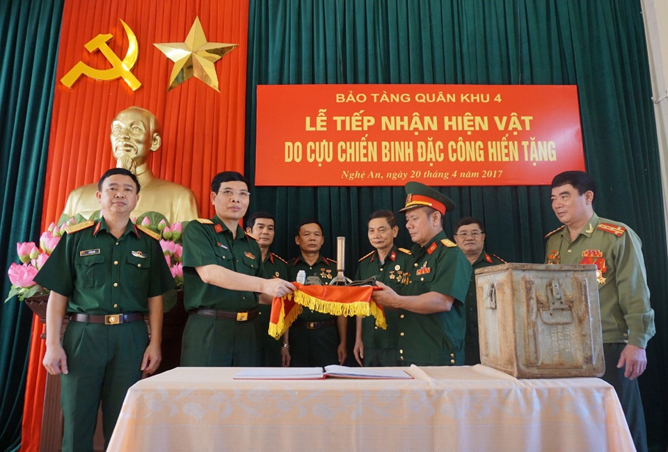 Hồi ức tổng tiến công nổi dậy mùa Xuân 1975 của người lính đặc công - 3 Cựu chiến binh đặc công Ngô Văn Hoằng cùng đồng đội trao tặng hiện vật chiến tranh cho Bảo tàng quân khu 4