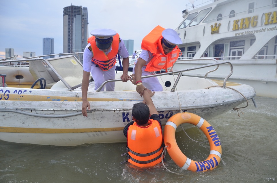 400 người tham gia cứu hộ tình huống 2 tàu đâm nhau trên sông Sài Gòn - 12 400 người tham gia cứu hộ tình huống 2 tàu đâm nhau trên sông Sài Gòn - 12
