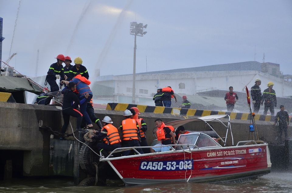 400 người tham gia cứu hộ tình huống 2 tàu đâm nhau trên sông Sài Gòn - 13 
Cảng vụ hàng hải, Cảng vụ nội địa, Cảnh sát đường thủy và Biên phòng cửa khẩu cảng… điều lực lượng và phương tiện đến hiện trường phối hợp ứng cứu các nạn nhân đang trôi dạt trên sông để đưa lên ca nô chuyển vào bờ.
