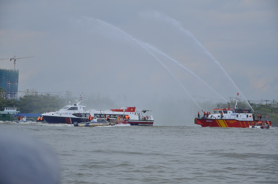 400 người tham gia cứu hộ tình huống 2 tàu đâm nhau trên sông Sài Gòn - 14 Sau khoảng 20 phút thì đám cháy đã được khống chế