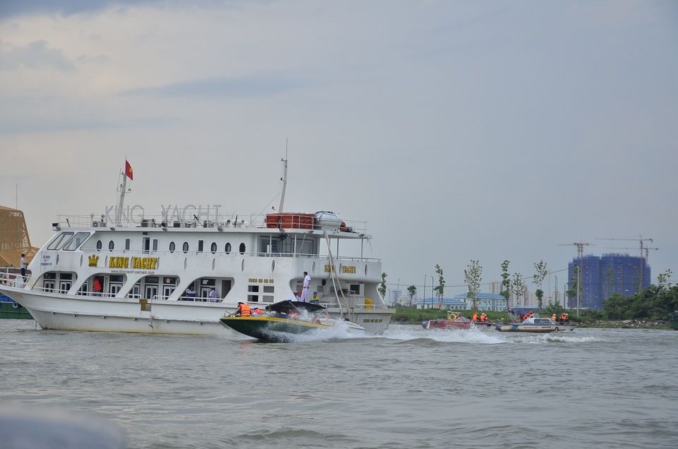 400 người tham gia cứu hộ tình huống 2 tàu đâm nhau trên sông Sài Gòn - 15 Lực lượng chức năng kiểm tra và lai dắt 2 phương tiện vào bờ an toàn