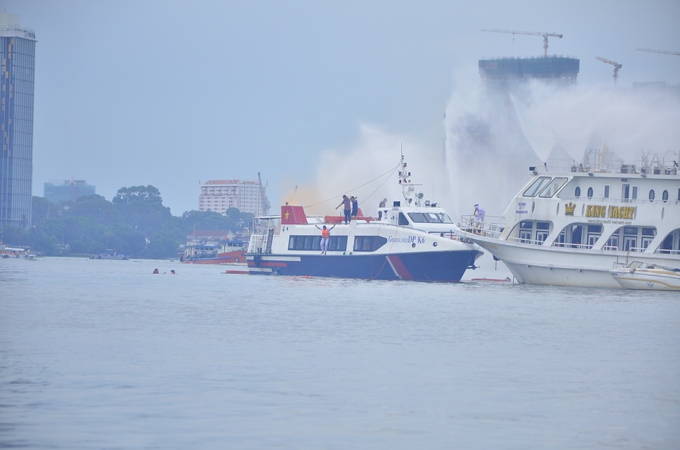 400 người tham gia cứu hộ tình huống 2 tàu đâm nhau trên sông Sài Gòn - 2 Khi trôi đến cảng Sài Gòn thì chiếc tàu này xảy ra va chạm với tàu King Yacht SG6861 đang chở theo 78 hành khách.