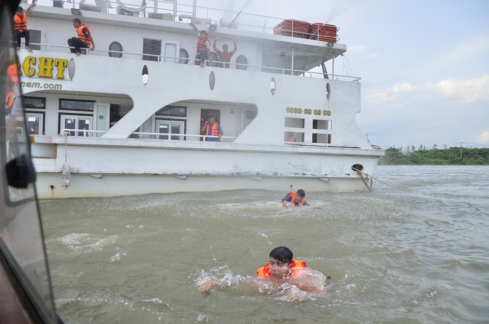 400 người tham gia cứu hộ tình huống 2 tàu đâm nhau trên sông Sài Gòn - 8 400 người tham gia cứu hộ tình huống 2 tàu đâm nhau trên sông Sài Gòn - 8