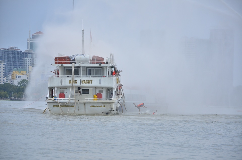 400 người tham gia cứu hộ tình huống 2 tàu đâm nhau trên sông Sài Gòn - 3 400 người tham gia cứu hộ tình huống 2 tàu đâm nhau trên sông Sài Gòn - 3