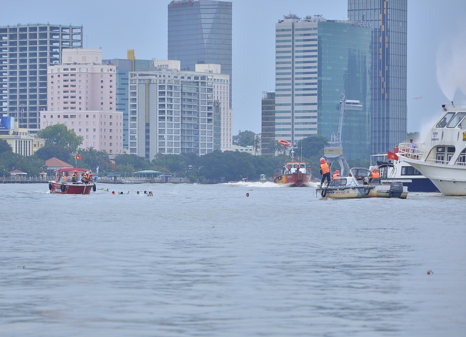 400 người tham gia cứu hộ tình huống 2 tàu đâm nhau trên sông Sài Gòn - 6 
Ngay khi nhận được tin báo, lực lượng Cảnh sát PCCC TPHCM đã điều ngay Phòng Cảnh sát PCCC và cứu nạn cứu hộ trên sông, xuất tàu ST-115 và các canô nhanh chóng tiếp cận hiện trường để chữa cháy và cứu người.