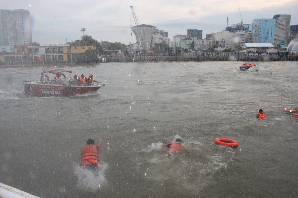 400 người tham gia cứu hộ tình huống 2 tàu đâm nhau trên sông Sài Gòn - 9 Mưa to gió lớn khiến nhiều người bị nước cuốn trôi trên sông Sài Gòn