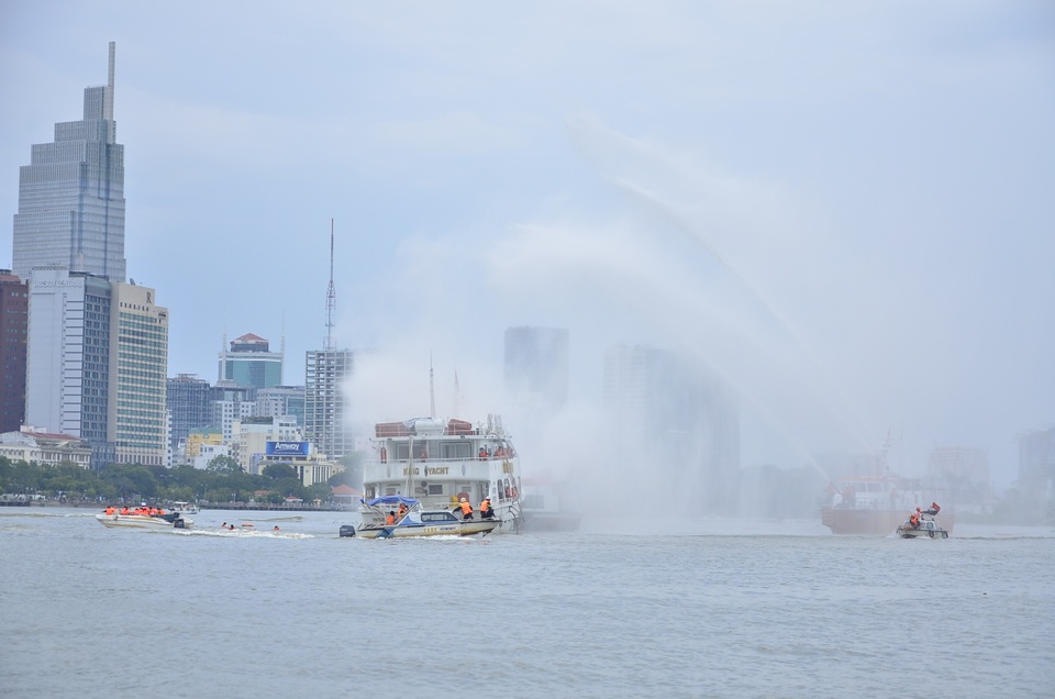 400 người tham gia cứu hộ tình huống 2 tàu đâm nhau trên sông Sài Gòn - 7 Tàu ST-115 tiếp cận chữa cháy tại hiện trường