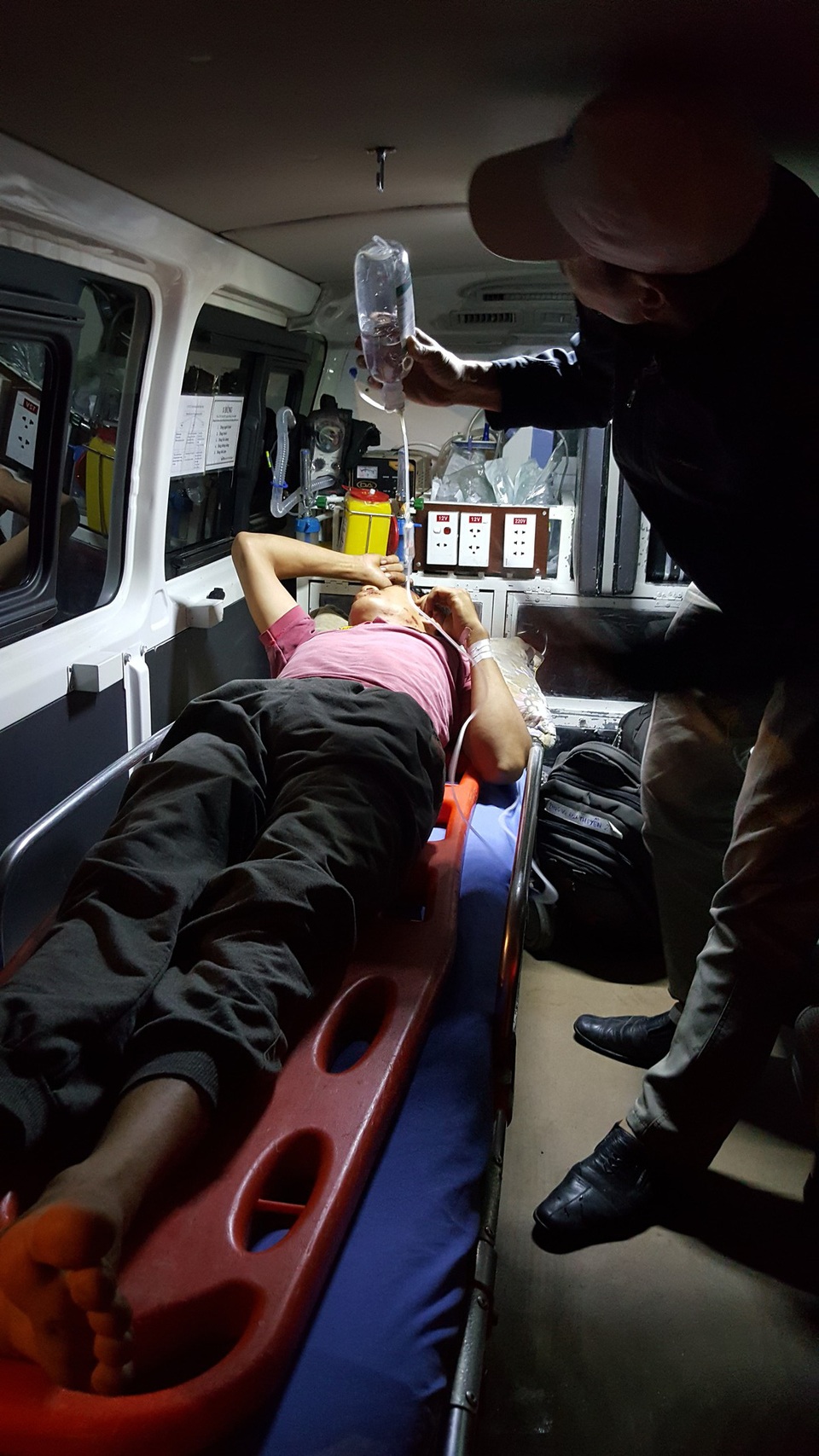 Nạn nhân được cấp cứu trên tàu