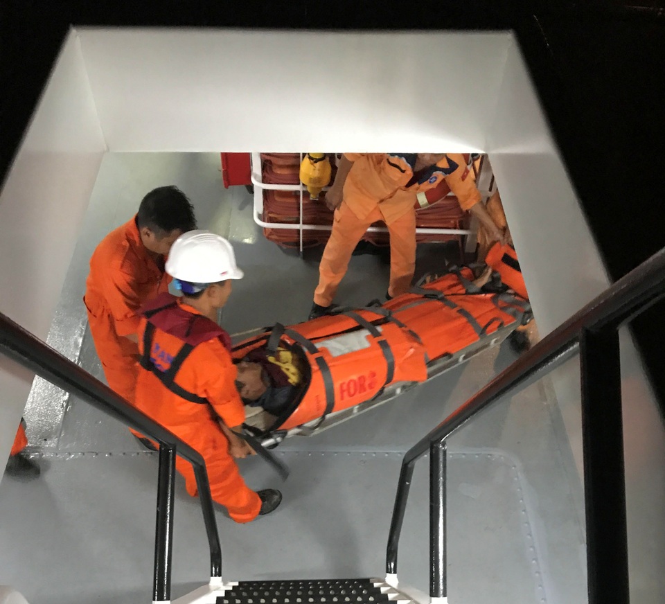 Cứu ngư dân ho ra máu, hôn mê qua cơn nguy kịch - 1 Ngư dân Đán được đưa vào bờ và chuyển đến bệnh viện tiếp tục điều trị