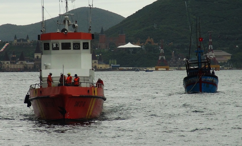 Lai dắt tàu cá cùng 6 ngư dân bị nạn ở Trường Sa về Nha Trang - 1 Tàu Sar 27-01 lai dắt tàu cá Quảng Ngãi cùng 6 ngư dân về đến Vịnh Nha Trang an toàn, chiều 17/7