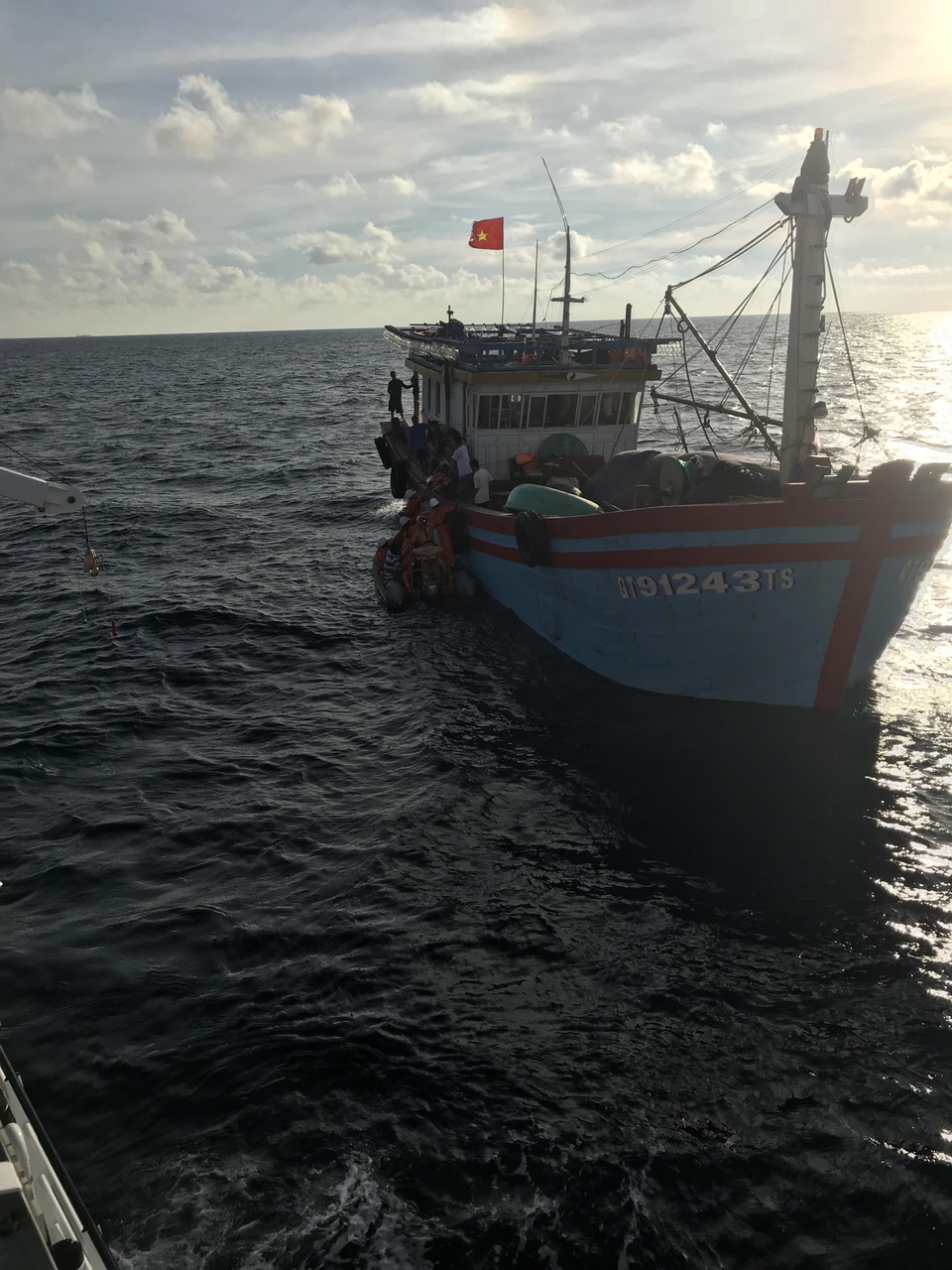 Lực lượng chức năng tiếp cận tàu có thuyền viên gặp nạn