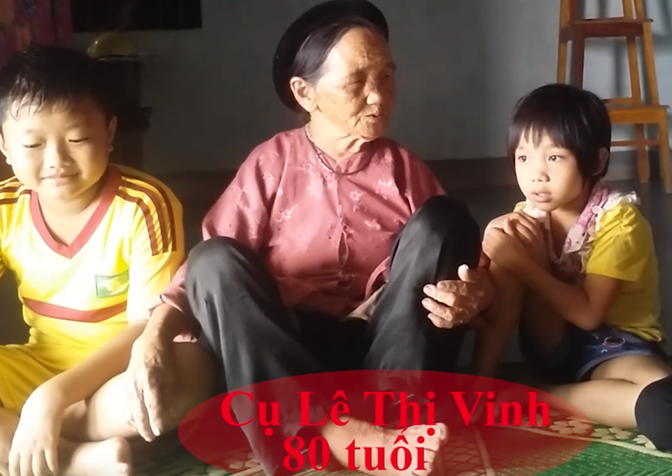 Giữ câu hát dân ca bên dòng sông Lam - 2 Cụ Lê Thị Vinh đang dạy các cháu hát dân ca.
