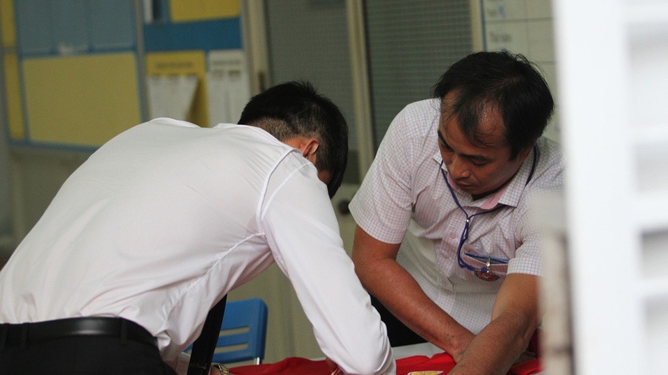 Công Vinh ra tận cổng đón khán giả TPHCM vào sân - 2 Trực tiếp ký vào những chiếc áo của đội bóng