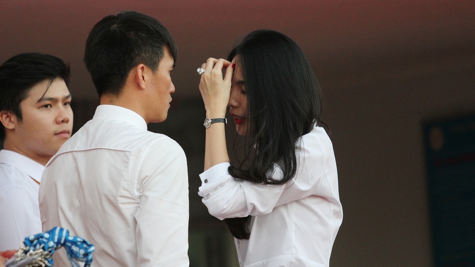 Công Vinh ra tận cổng đón khán giả TPHCM vào sân - 4 Dĩ nhiên, ngày quan trọng của Công Vinh, không thể vắng bóng bà xã Thuỷ Tiên