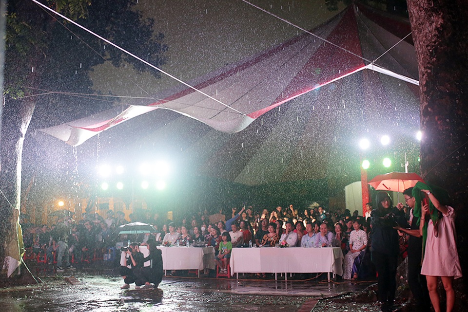 
Cơn mưa to tối 19/5 không làm giảm “nhiệt” trong lòng những bạn trẻ khối 12 của trường THPT Chu Văn An
