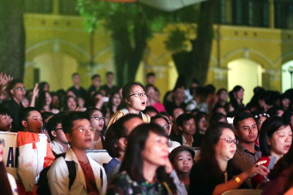 Học sinh cuối cấp THPT Chu Văn An tri ân thầy cô trong mưa - 7