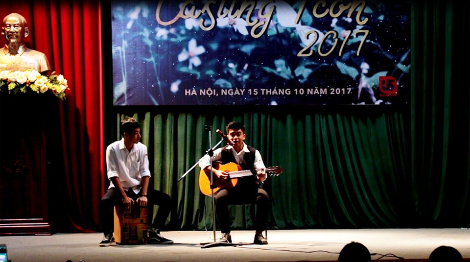 Nữ sinh hát ca trù gây ấn tượng tại cuộc thi Đại sứ THPT Chu Văn An - 9 Nữ sinh hát ca trù gây ấn tượng tại cuộc thi Đại sứ THPT Chu Văn An - 9