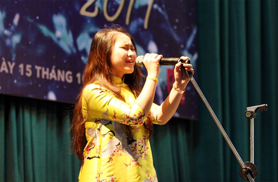 Nữ sinh hát ca trù gây ấn tượng tại cuộc thi Đại sứ THPT Chu Văn An - 2
Ở phần 2 của tiết mục, Trà My thay trang phục mang màu sắc hiện đại hơn và khoe giọng hát cao đặc trưng trong một làn điệu khác.