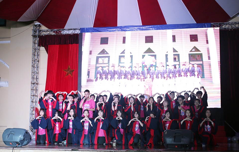 
Cả lớp cùng lên sân khấu, hòa nhịp trong những giai điệu và bước nhảy của ca khúc High School Musical
