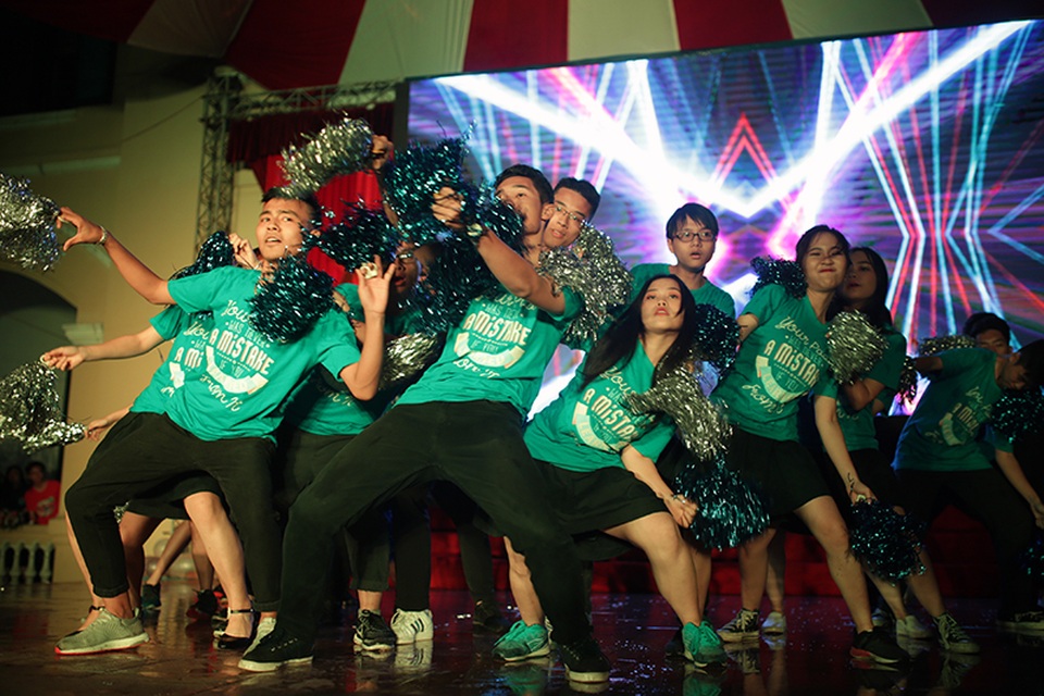 
Cùng nhau tái hiện “đặc sản” của teen Chu Văn An - nhảy cổ động trên sân khấu.
