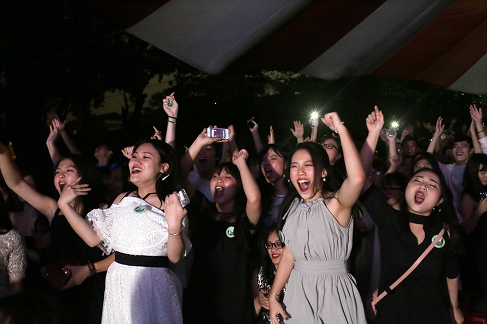 
Các cô gái của THPT Chu Văn An xinh đẹp và “quậy” hết mình để cổ vũ những người bạn của mình
