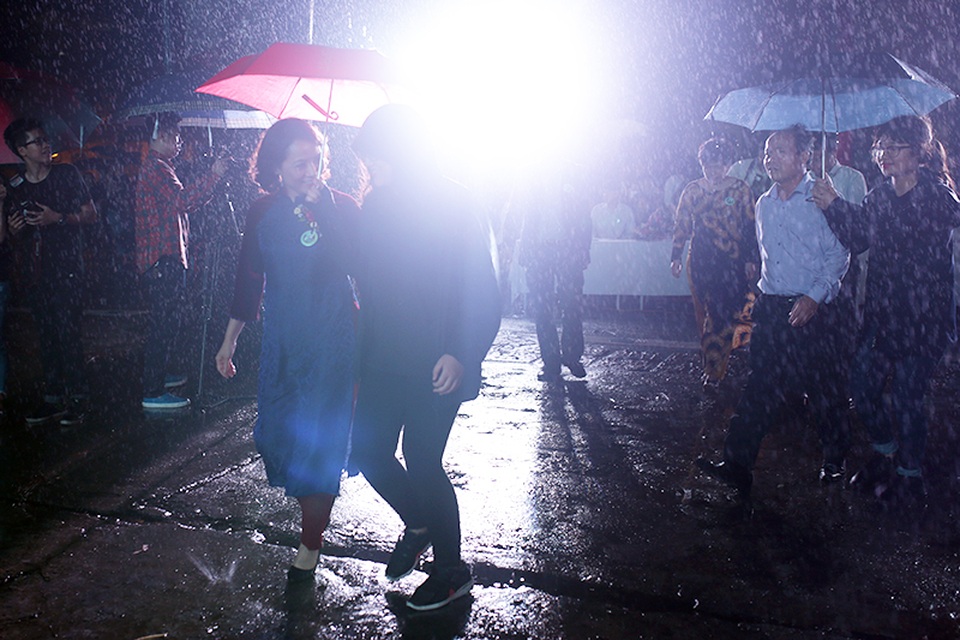 
Cô Hiệu trưởng Lê Mai Anh được một nam sinh cuối cấp che ô, đưa lên sân khấu đã để lại những cảm xúc khó quên đối với các học sinh lớp 12
