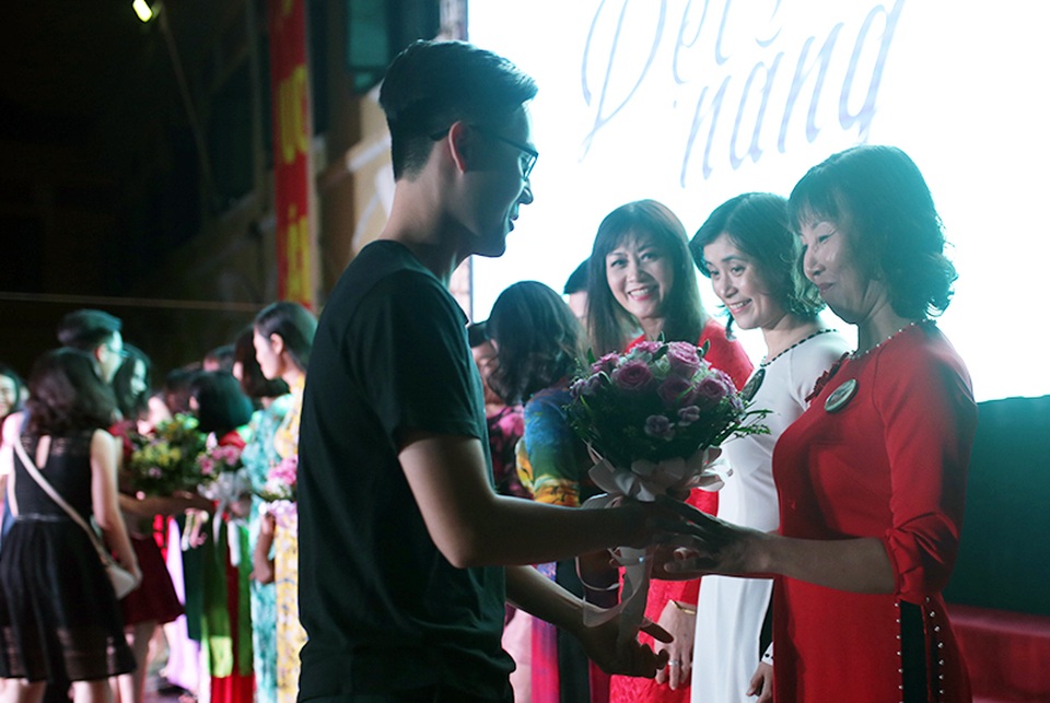 
Đại diện các lớp tặng bó hoa tri ân các thầy cô chủ nhiệm và các thầy cô trong Ban giám hiệu nhà trường
