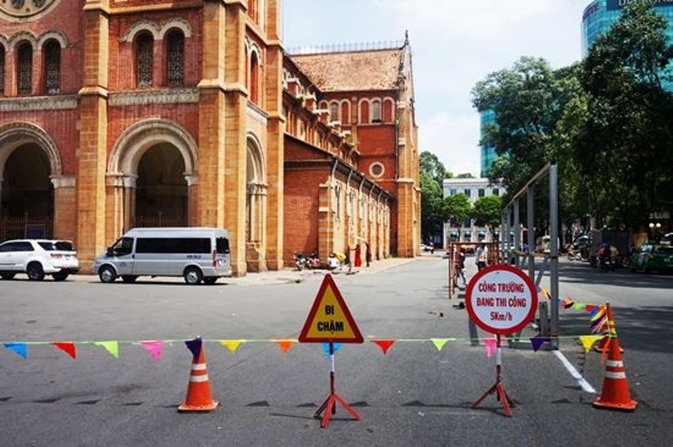 Chính thức trùng tu nhà thờ Đức Bà 140 năm tuổi ở Sài Gòn - 3 Theo ban trùng tu, nhà thờ Đức Bà đã chính thức được rào chắn để tiến hành trùng tu.