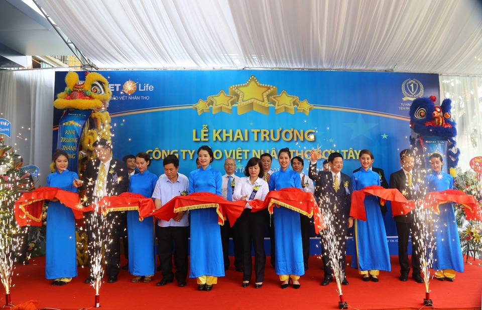 Bảo Việt Nhân thọ khai trương thêm 5 công ty thành viên - 2
Lãnh đạo Bảo Việt Nhân thọ và lãnh đạo địa phương cắt băng khánh thành Bảo Việt Nhân thọ Sơn Tây.
