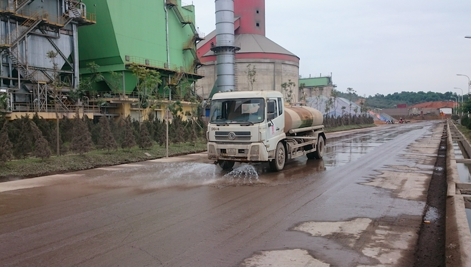 
Công nhân và máy tưới nước thường xuyên để đảm bảo an toàn và bụi bặm không bay ra khu dân cư.
