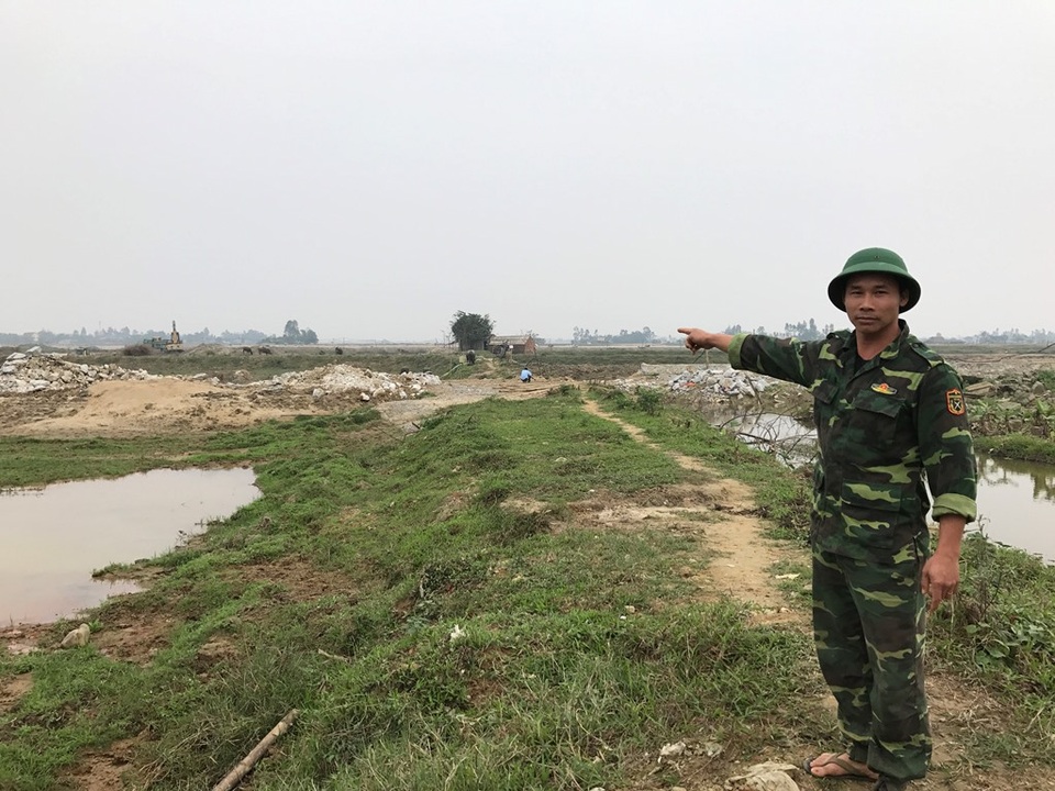 Nghệ An: Dân chưa bàn giao đất, nhà thầu đã đưa máy móc vào thi công? - 2 Diện tích đất mà gia đình anh Luân đang nuôi trồng thủy sản và chờ câu trả lời từ cơ quan chức năng thì bỗng dưng nhà thầu đưa máy móc vào làm hư hại tài sản.