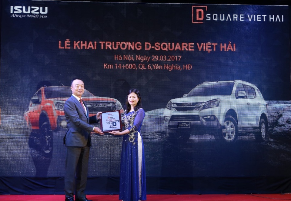 Isuzu khai trương đại lý D Square Việt Hải tại Hà Nội - 5 Ông Misuru Yamazaki - Phó tổng giám đốc của Isuzu Việt Nam trao bảng đồng chứng nhận Đại lý D Square cho bà Trần Phương Loan
