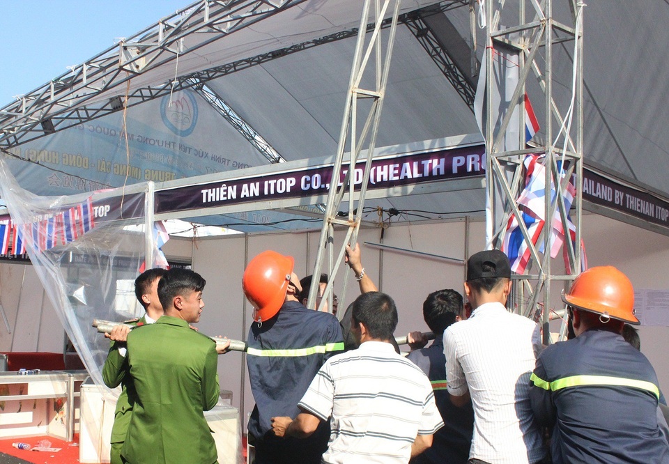 Hàng chục gian hàng tại hội chợ Việt - Trung đổ sập vì lốc xoáy - 3 
Các lực lượng được thành phố huy động hỗ trợ doanh nghiệp khắc phục hậu quả của trận lốc xoáy (ảnh: Cổng Thông tin điện tử Móng Cái)