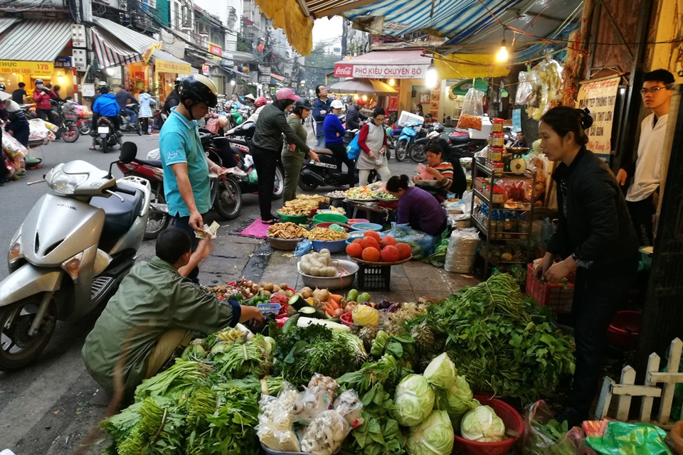 Hà Nội: Sắm Tết nhanh ở "chợ nhà giàu" - 1
Chợ Hàng Bè có xuất sứ từ thời Pháp thuộc nhưng đến nay không còn là chợ chính thức, mà chỉ là tập hợp các cửa hàng bán thực phẩm và đồ ăn chế biến sẵn dọc các phố Gia Ngư, Cầu Gỗ, Hàng Bè và ngõ Trung Yên, trong khu phố cổ Hà Nội. Những ngày này, chợ luôn tấp nập vì nhiều nhu cầu mua đồ lễ, cỗ Tết tăng cao.