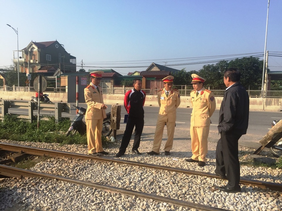 Còn hơn 182 đường ngang dân sinh bất hợp pháp, cần được xóa bỏ - 1 
Lực lượng CSGT đường sắt đường bộ Nghệ An kiểm tra các địa điểm đường ngang dân sinh bất hợp pháp.