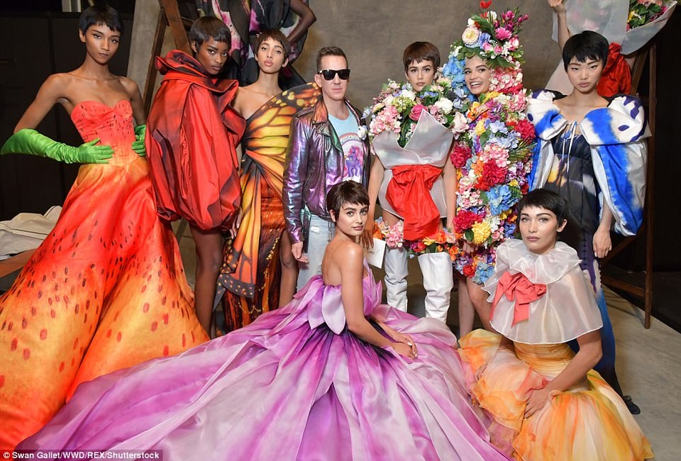 Dàn mẫu hóa thành rừng hoa di động - 14
Các người mẫu và giám đốc sáng tạo của Moschino - Jeremy Scott