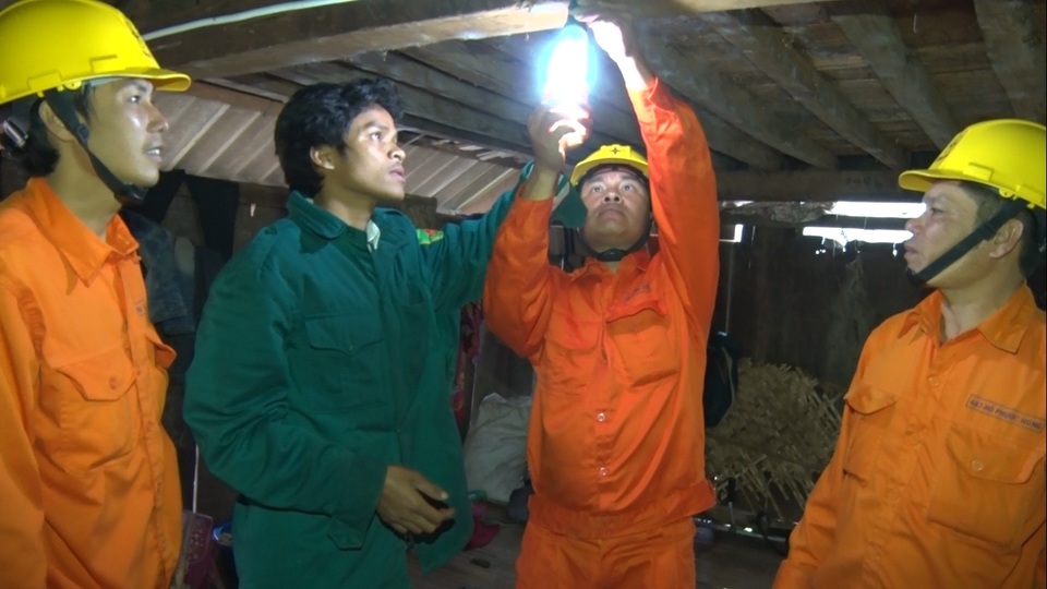 Công nhân ngành điện đưa ánh sáng vào nhà dân