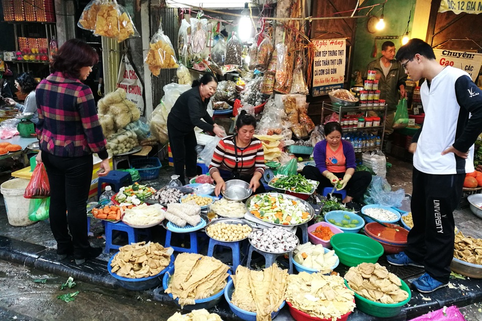 Hà Nội: Sắm Tết nhanh ở "chợ nhà giàu" - 2
Các cửa hàng ở chợ Hàng Bè thoạt nhìn rất giản dị, nhưng thực phẩm nổi tiếng chất lượng, phong phú. Giá thực phẩm ở đây cũng đắt gấp rưỡi, có khi gấp hai lần những nơi khác nên hay được gọi là chợ nhà giàu.